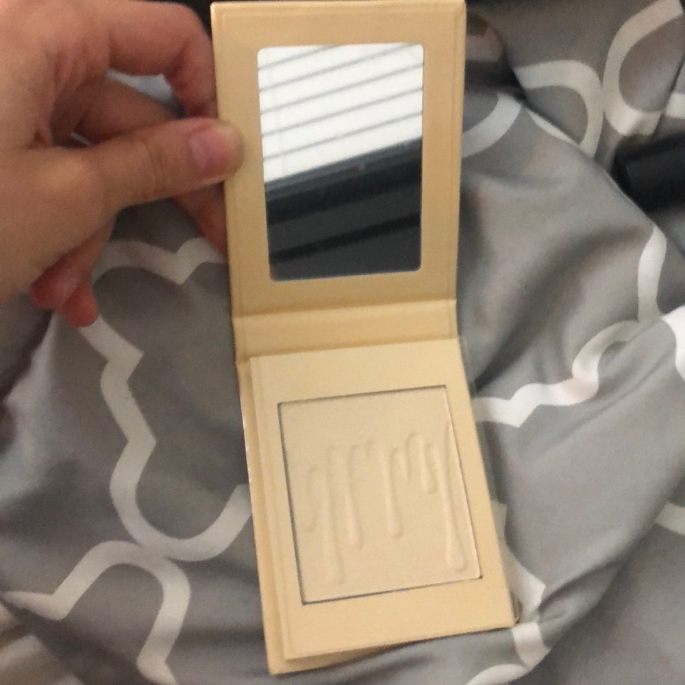 Kylie cosmetics highlighter in French vanilla